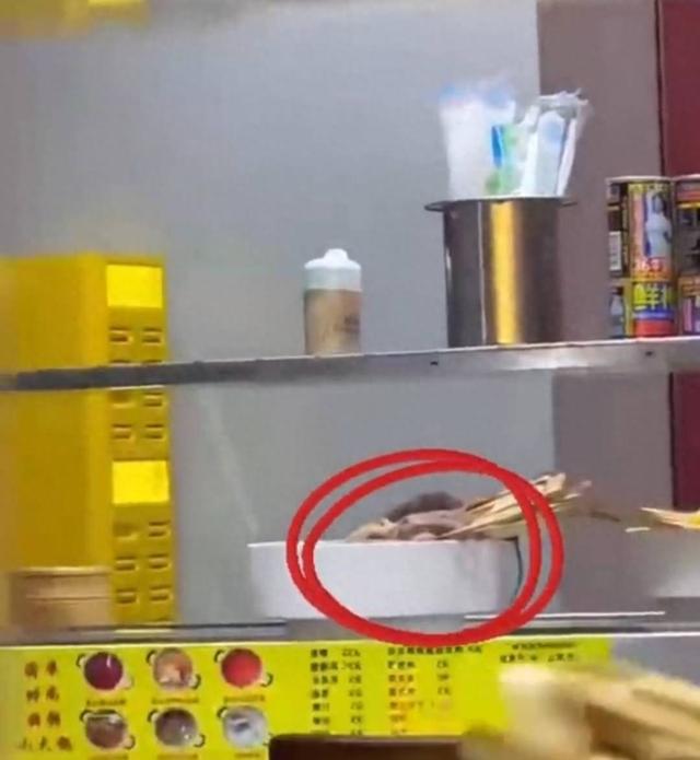 wns8885566重庆一扭转小暖锅店内老鼠吃“自助” 涉事门店及阛阓内一切商家